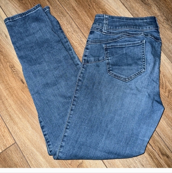 Soho New York Comapany Blue Skinny Jeans with Faded Wash Size 10 - Picture 1 of 2